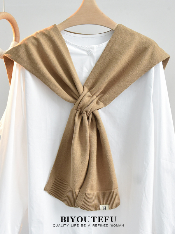 Плетен шал с функция за топлоизолация на шията, обикновено тъкане, средна дължина, полиестер