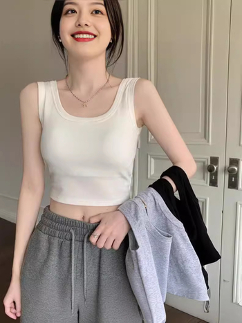 Női ultrakönnyű rövid top mellnél támasztó és wrap dizájnnal - ujjatlan crop top, poliészter 90–95%, sling stílus, dupla pánt