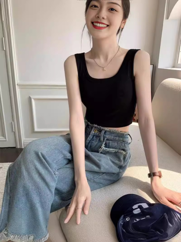 Női ultrakönnyű rövid top mellnél támasztó és wrap dizájnnal - ujjatlan crop top, poliészter 90–95%, sling stílus, dupla pánt