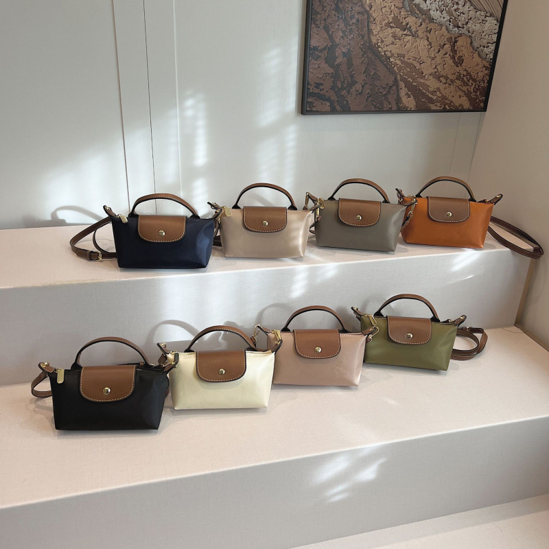 Mini crossbody torba od Oxford materijala, s nylonom unutarnjom podlogom, horizontalni kvadratni oblik, zatvaranje zipom, unutarnja džep sa zipom, gradski minimalistički stil