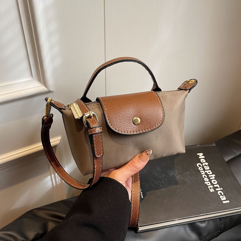 Mini crossbody torba od Oxford materijala, s nylonom unutarnjom podlogom, horizontalni kvadratni oblik, zatvaranje zipom, unutarnja džep sa zipom, gradski minimalistički stil
