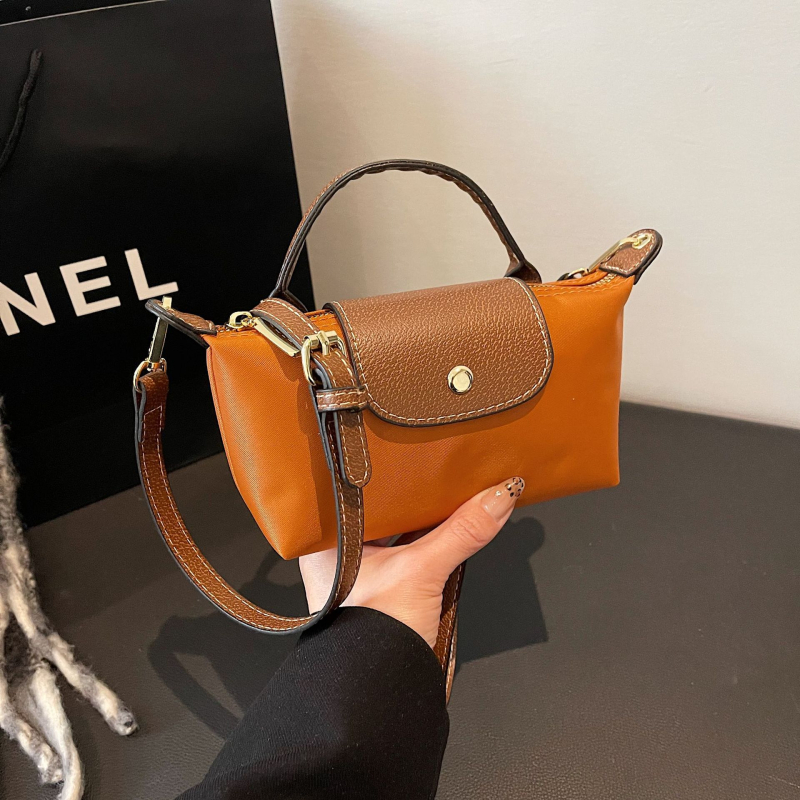 Mini crossbody torba od Oxford materijala, s nylonom unutarnjom podlogom, horizontalni kvadratni oblik, zatvaranje zipom, unutarnja džep sa zipom, gradski minimalistički stil