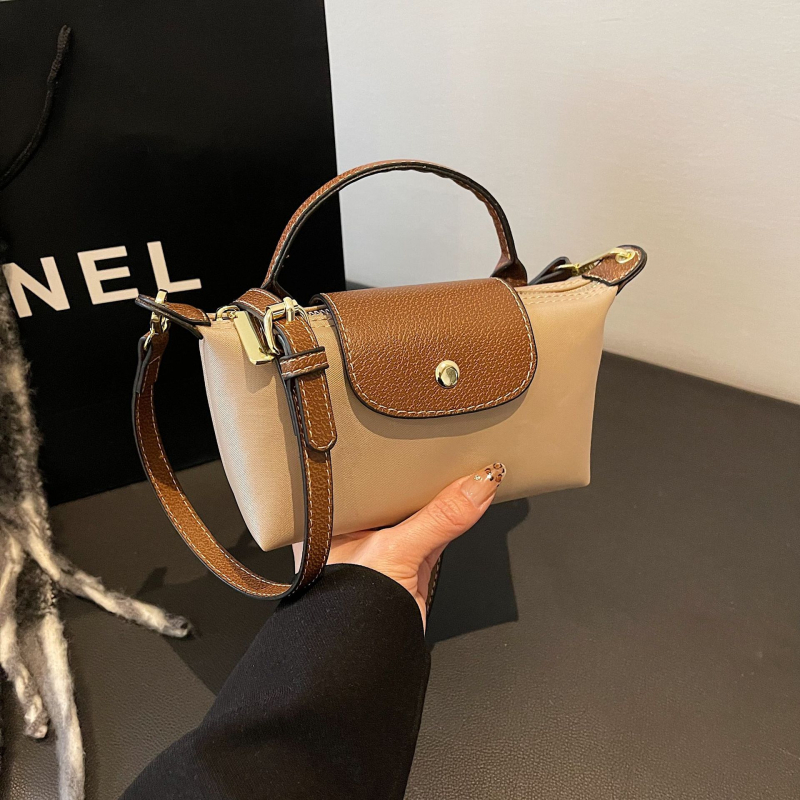 Mini crossbody torba od Oxford materijala, s nylonom unutarnjom podlogom, horizontalni kvadratni oblik, zatvaranje zipom, unutarnja džep sa zipom, gradski minimalistički stil