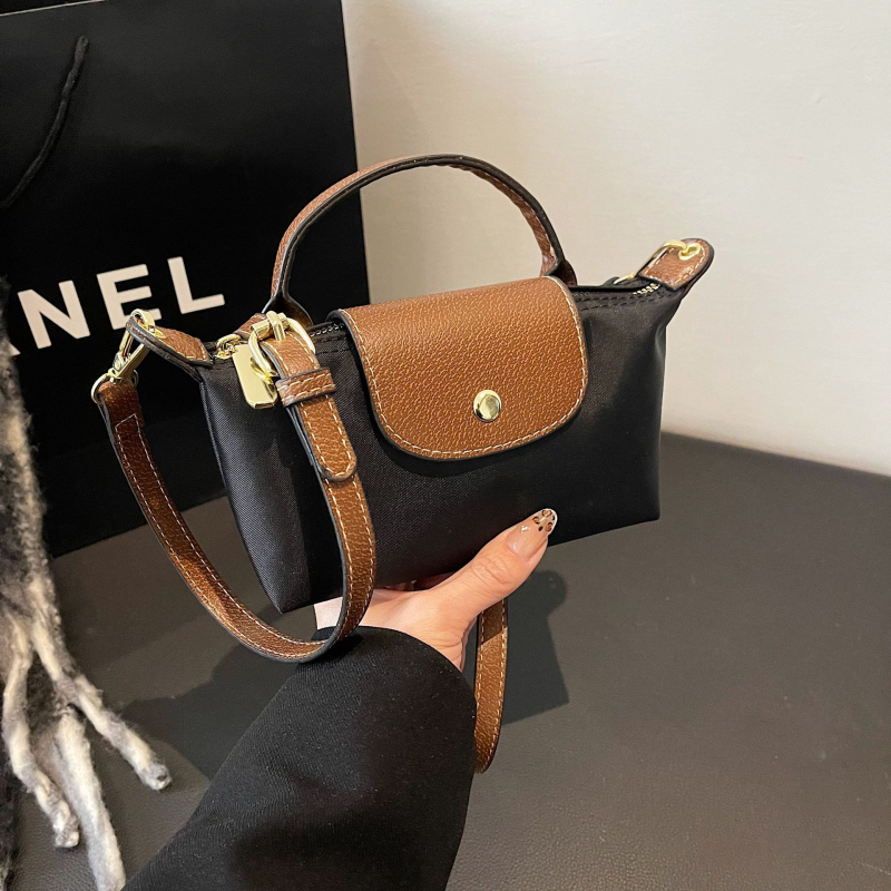 Mini crossbody torba od Oxford materijala, s nylonom unutarnjom podlogom, horizontalni kvadratni oblik, zatvaranje zipom, unutarnja džep sa zipom, gradski minimalistički stil