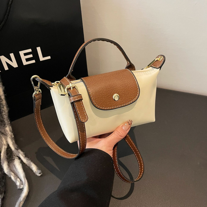 Mini crossbody torba od Oxford materijala, s nylonom unutarnjom podlogom, horizontalni kvadratni oblik, zatvaranje zipom, unutarnja džep sa zipom, gradski minimalistički stil