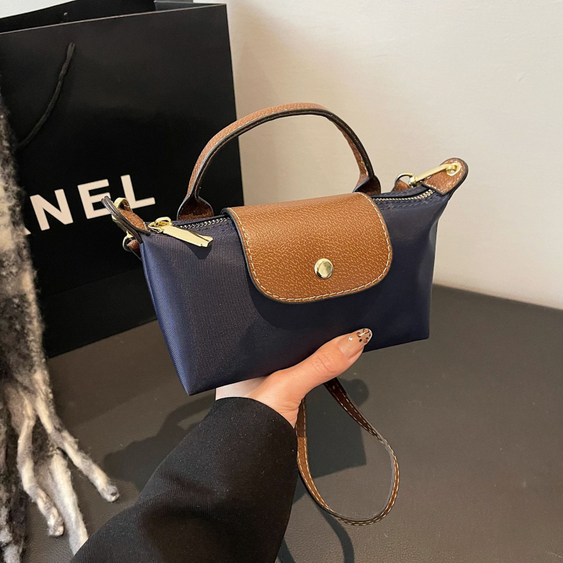 Mini crossbody torba od Oxford materijala, s nylonom unutarnjom podlogom, horizontalni kvadratni oblik, zatvaranje zipom, unutarnja džep sa zipom, gradski minimalistički stil