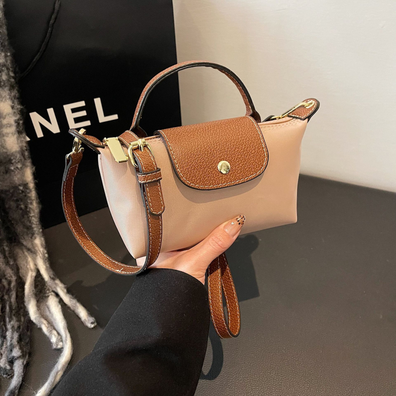 Mini crossbody torba od Oxford materijala, s nylonom unutarnjom podlogom, horizontalni kvadratni oblik, zatvaranje zipom, unutarnja džep sa zipom, gradski minimalistički stil