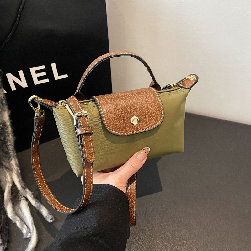 Mini crossbody torba od Oxford materijala, s nylonom unutarnjom podlogom, horizontalni kvadratni oblik, zatvaranje zipom, unutarnja džep sa zipom, gradski minimalistički stil