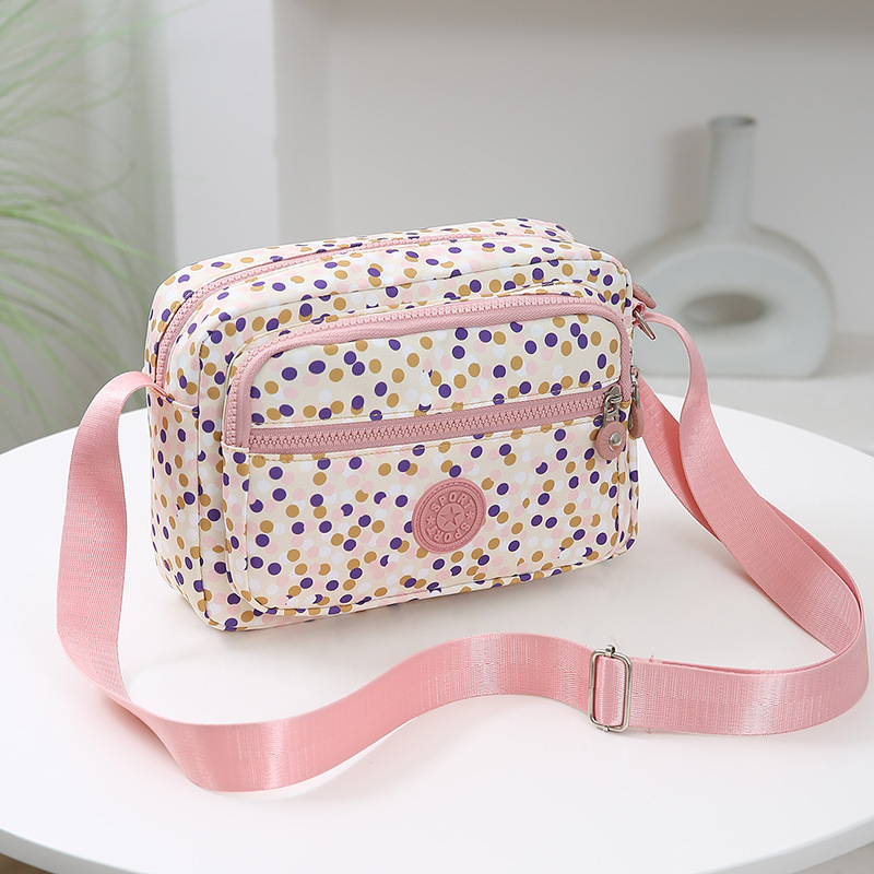 Crossbody torba od Oxford materijala, urban minimalistički stil, horizontalni kvadratnog oblika, više pretinaca, poliester podstava, zatvarač