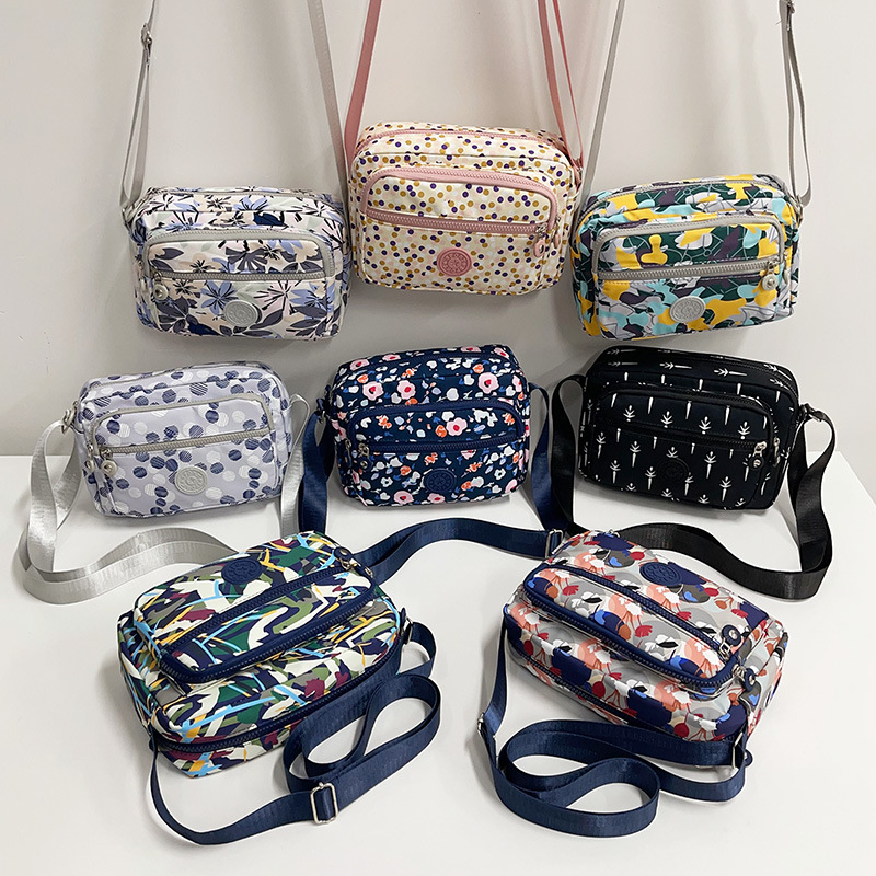 Crossbody torba od Oxford materijala, urban minimalistički stil, horizontalni kvadratnog oblika, više pretinaca, poliester podstava, zatvarač