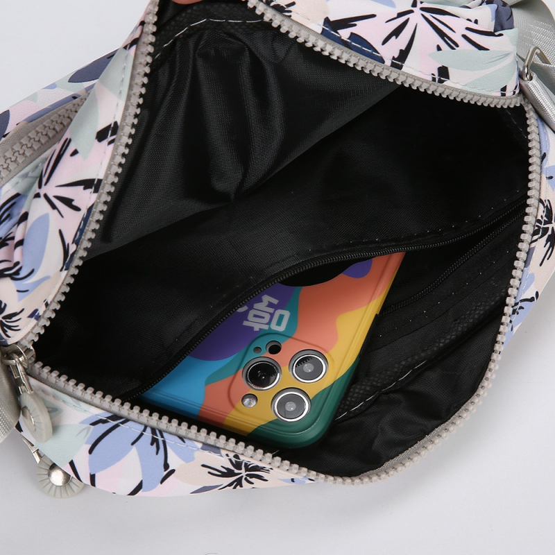 Crossbody torba od Oxford materijala, urban minimalistički stil, horizontalni kvadratnog oblika, više pretinaca, poliester podstava, zatvarač