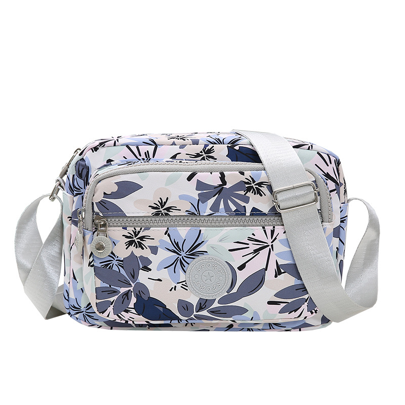 Crossbody torba od Oxford materijala, urban minimalistički stil, horizontalni kvadratnog oblika, više pretinaca, poliester podstava, zatvarač