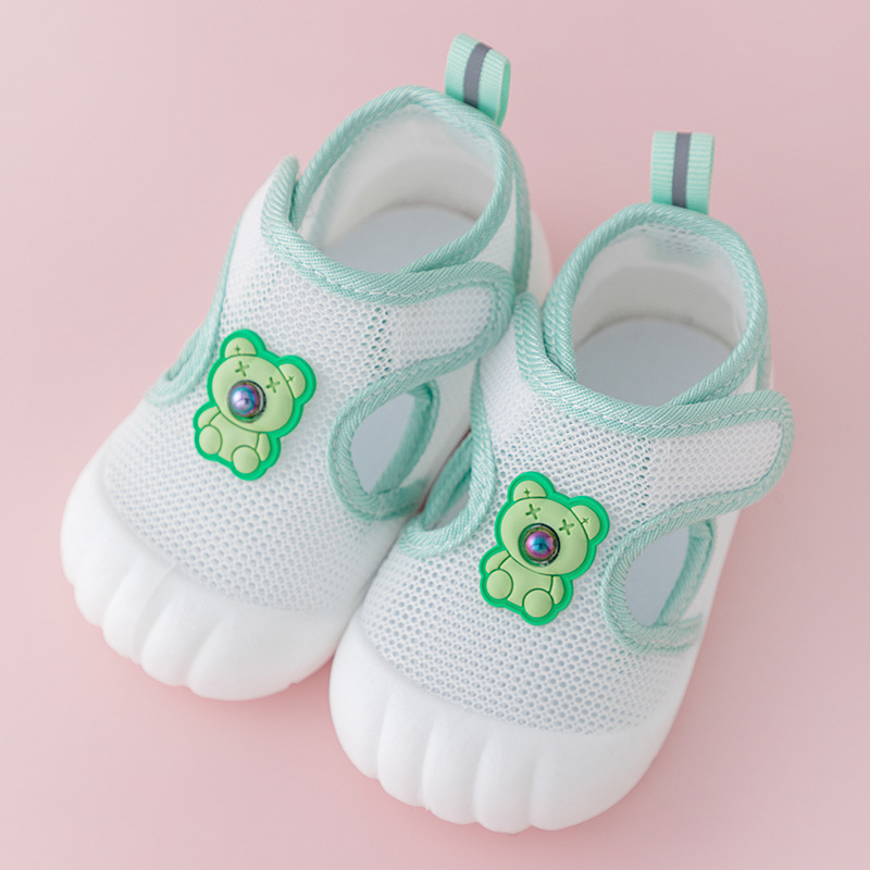 Kisgyermekeknek szánt szandál hálós felsőrészű, légáteresztő, csúszásmentes, kopásálló, Velcro-zárású (12–36 hónap)