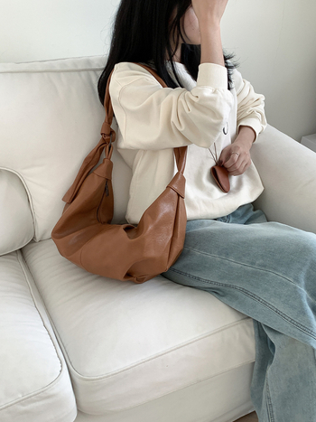 Dumpling-stil crossbody torba od PU, mekana koža, zatvaranje na zip, unutarnja zip torbica i džep za mobitel, poliester podstava, jedna naramenica, gradski minimalistički stil, proljeće 2025