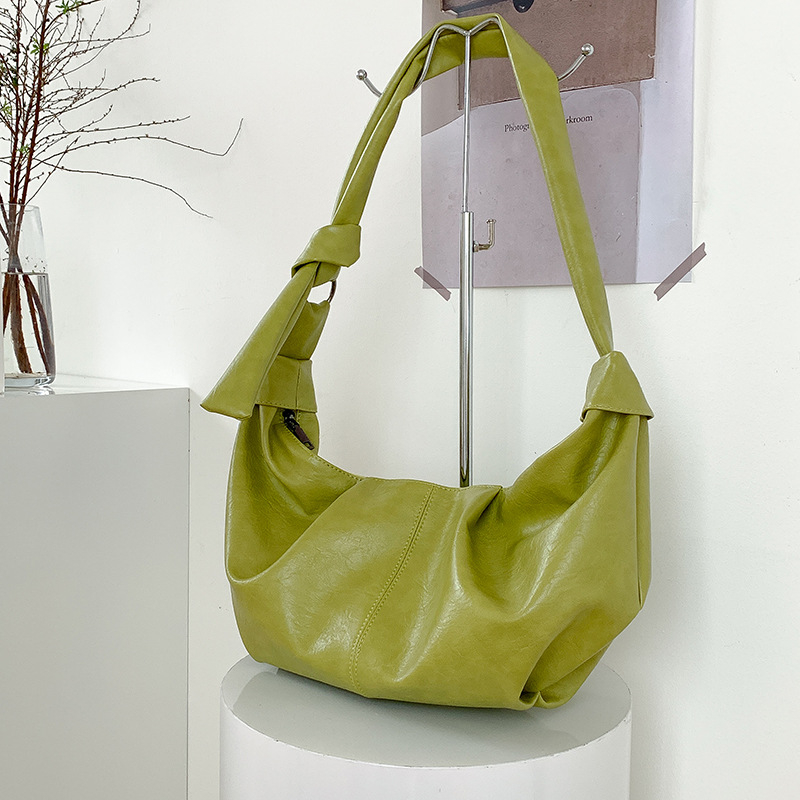 Dumpling-stil crossbody torba od PU, mekana koža, zatvaranje na zip, unutarnja zip torbica i džep za mobitel, poliester podstava, jedna naramenica, gradski minimalistički stil, proljeće 2025