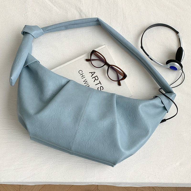 Dumpling-stil crossbody torba od PU, mekana koža, zatvaranje na zip, unutarnja zip torbica i džep za mobitel, poliester podstava, jedna naramenica, gradski minimalistički stil, proljeće 2025