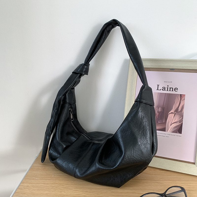 Dumpling-stil crossbody torba od PU, mekana koža, zatvaranje na zip, unutarnja zip torbica i džep za mobitel, poliester podstava, jedna naramenica, gradski minimalistički stil, proljeće 2025