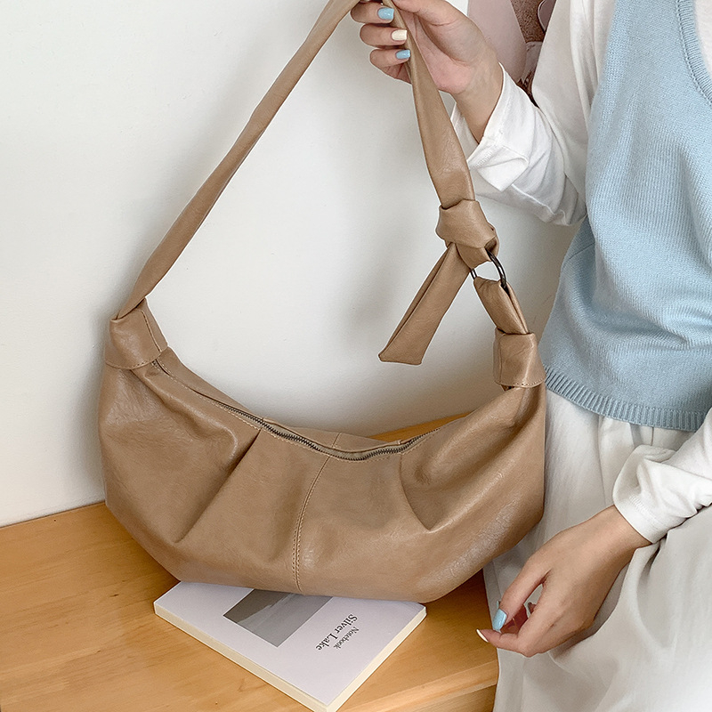 Dumpling-stil crossbody torba od PU, mekana koža, zatvaranje na zip, unutarnja zip torbica i džep za mobitel, poliester podstava, jedna naramenica, gradski minimalistički stil, proljeće 2025