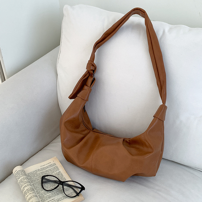 Dumpling-stil crossbody torba od PU, mekana koža, zatvaranje na zip, unutarnja zip torbica i džep za mobitel, poliester podstava, jedna naramenica, gradski minimalistički stil, proljeće 2025