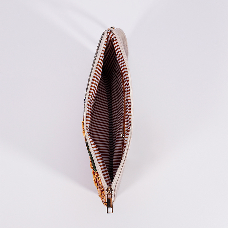 PP+PU anyagú clutch táska, poliészter bélés, cipzáras nyitás, belső cipzáras zseb