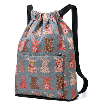 Σακίδιο με κορδόνι σε αστικό στυλ από Oxford ύφασμα, με εσωτερικό θήκη με φερμουάρ και πολυεστερική επένδυση, διπλώνεται για αποθήκευση