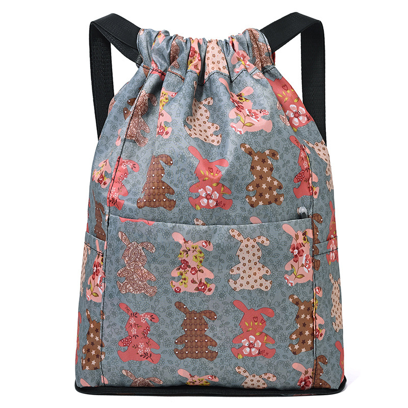 Σακίδιο με κορδόνι σε αστικό στυλ από Oxford ύφασμα, με εσωτερικό θήκη με φερμουάρ και πολυεστερική επένδυση, διπλώνεται για αποθήκευση