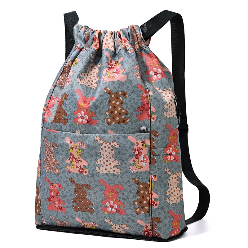 Σακίδιο με κορδόνι σε αστικό στυλ από Oxford ύφασμα, με εσωτερικό θήκη με φερμουάρ και πολυεστερική επένδυση, διπλώνεται για αποθήκευση