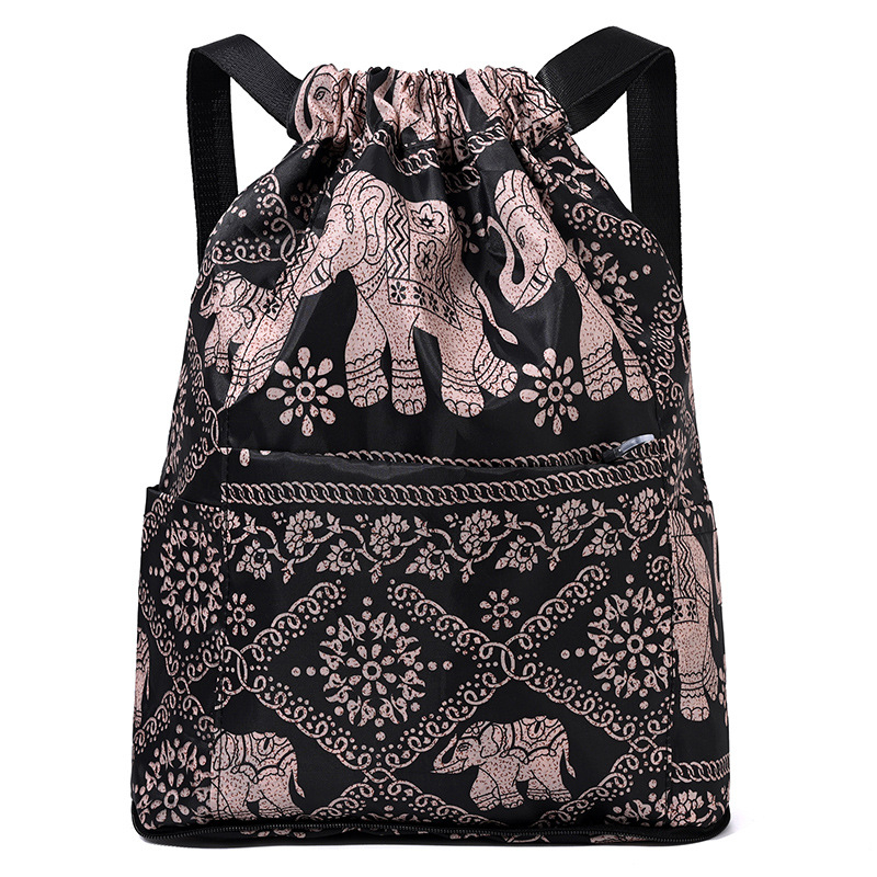 Σακίδιο με κορδόνι σε αστικό στυλ από Oxford ύφασμα, με εσωτερικό θήκη με φερμουάρ και πολυεστερική επένδυση, διπλώνεται για αποθήκευση