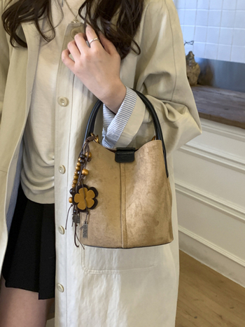 Velúrová bucket taška, mestský minimalistický štýl, magnetické zapínanie, jednoramenný popruh, vnútorné vrecká na telefón a dokumenty, podšívka z umelej kože