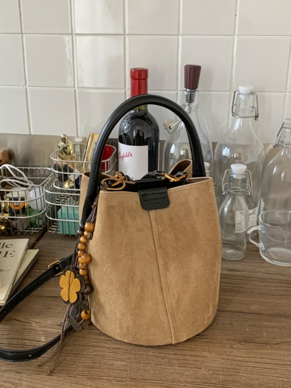 Velúrová bucket taška, mestský minimalistický štýl, magnetické zapínanie, jednoramenný popruh, vnútorné vrecká na telefón a dokumenty, podšívka z umelej kože