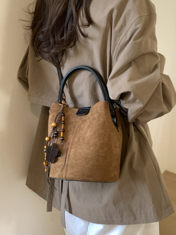 Velúrová bucket taška, mestský minimalistický štýl, magnetické zapínanie, jednoramenný popruh, vnútorné vrecká na telefón a dokumenty, podšívka z umelej kože