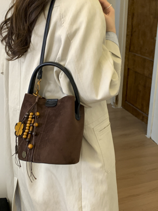 Velúrová bucket taška, mestský minimalistický štýl, magnetické zapínanie, jednoramenný popruh, vnútorné vrecká na telefón a dokumenty, podšívka z umelej kože