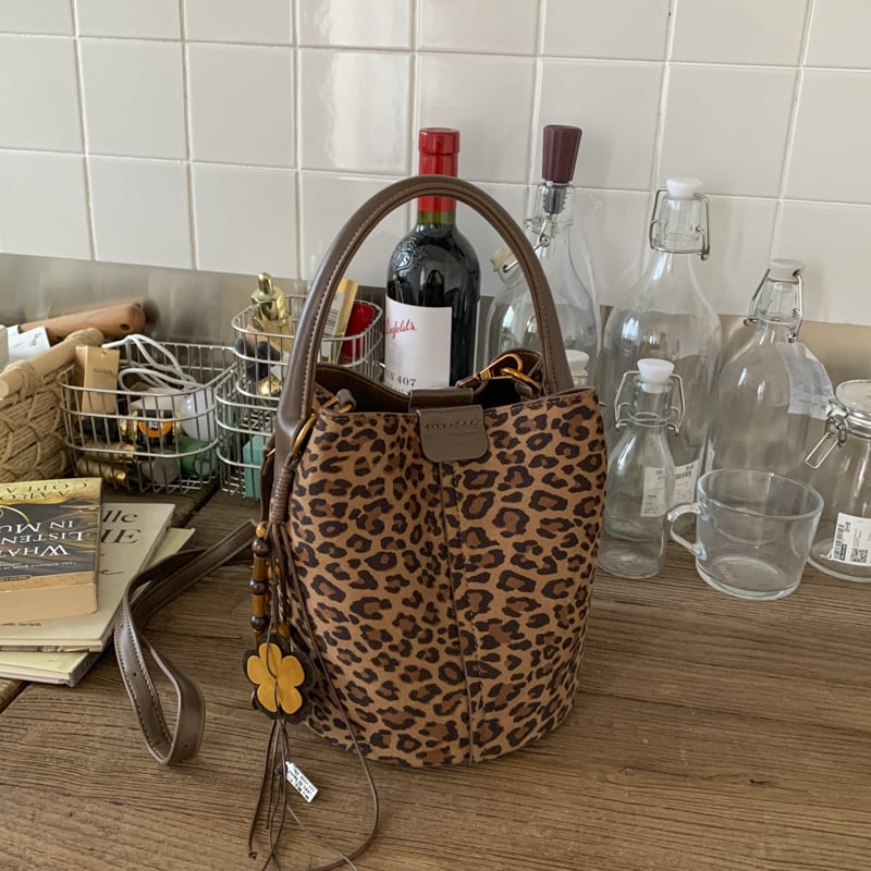 Velúrová bucket taška, mestský minimalistický štýl, magnetické zapínanie, jednoramenný popruh, vnútorné vrecká na telefón a dokumenty, podšívka z umelej kože