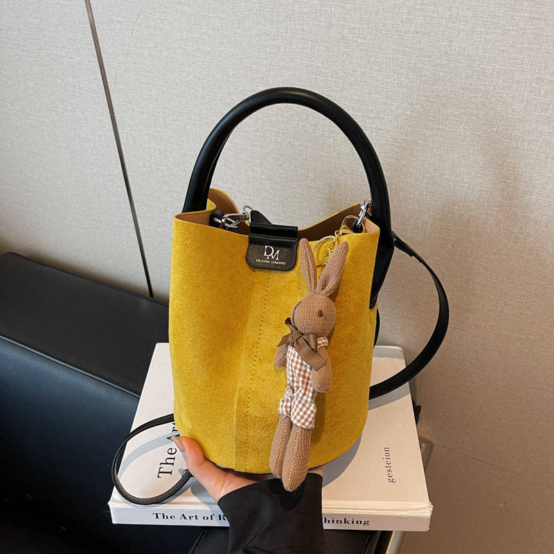 Velúrová bucket taška, mestský minimalistický štýl, magnetické zapínanie, jednoramenný popruh, vnútorné vrecká na telefón a dokumenty, podšívka z umelej kože