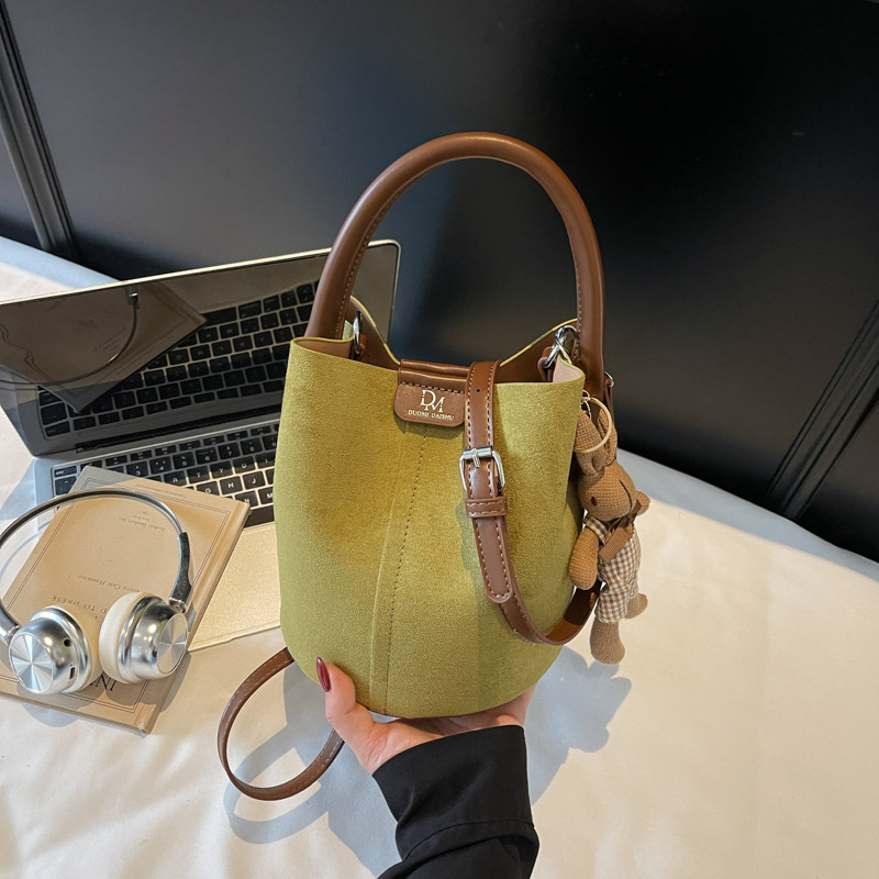 Velúrová bucket taška, mestský minimalistický štýl, magnetické zapínanie, jednoramenný popruh, vnútorné vrecká na telefón a dokumenty, podšívka z umelej kože