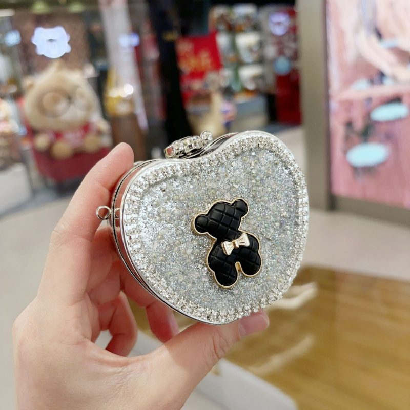 Akrilna crossbody torba u obliku srca, zatvarač na loknu, trodimenzionalni vanjski dizajn, s jednom naramenicom