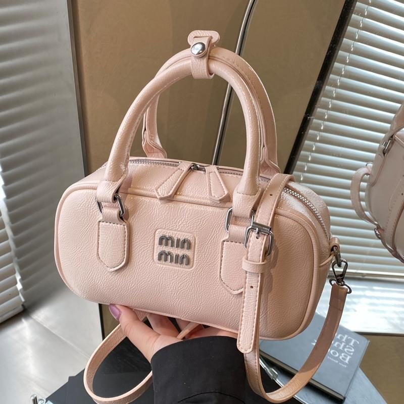Crossbody torbica u gradskom minimalističkom stilu, PU koža, vodoravan kvadratni oblik, zatvaranje na zip, poliesterska podstava, unutarnja ID džep
