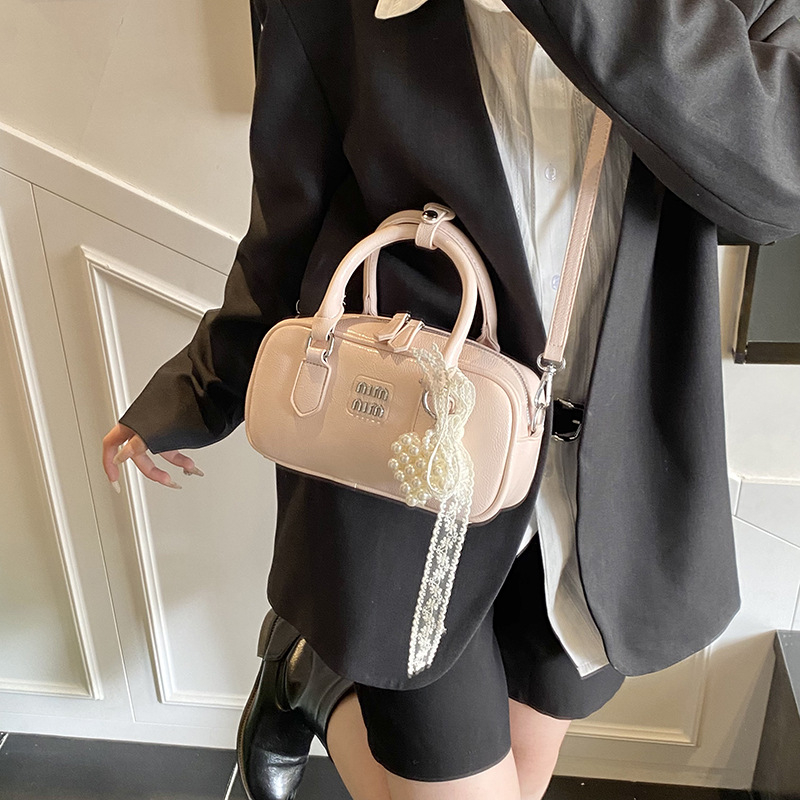 Crossbody torbica u gradskom minimalističkom stilu, PU koža, vodoravan kvadratni oblik, zatvaranje na zip, poliesterska podstava, unutarnja ID džep