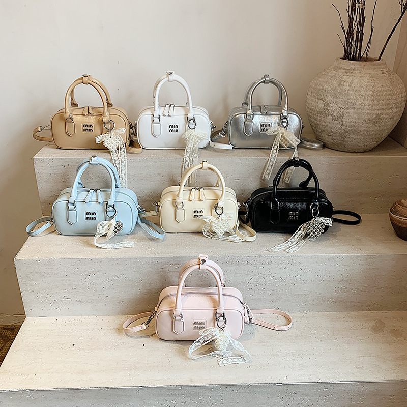 Crossbody torbica u gradskom minimalističkom stilu, PU koža, vodoravan kvadratni oblik, zatvaranje na zip, poliesterska podstava, unutarnja ID džep