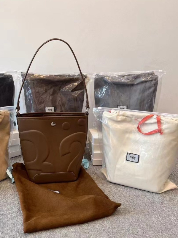 Bucket torba od Super Fiber s reljefnim slovima, magnetska kopča, trodimenzionalni vanjski izgled, ljeto 2025