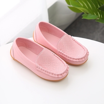 Gyerekeknek készült sportcipő PVC felsőrésszel, gumitalppal, alacsony szár, elasztikus pánt, koreai stílus