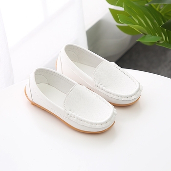 Gyerekeknek készült sportcipő PVC felsőrésszel, gumitalppal, alacsony szár, elasztikus pánt, koreai stílus