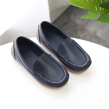 Gyerekeknek készült sportcipő PVC felsőrésszel, gumitalppal, alacsony szár, elasztikus pánt, koreai stílus