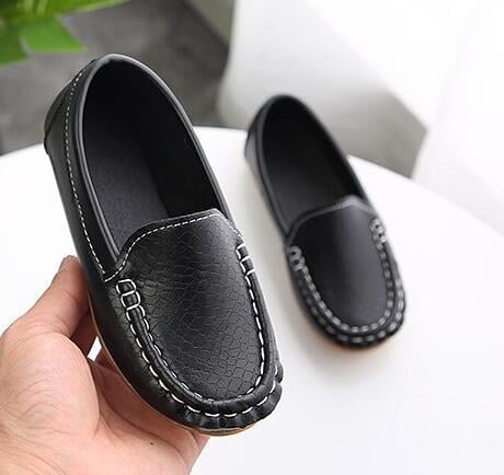 Gyerekeknek készült sportcipő PVC felsőrésszel, gumitalppal, alacsony szár, elasztikus pánt, koreai stílus