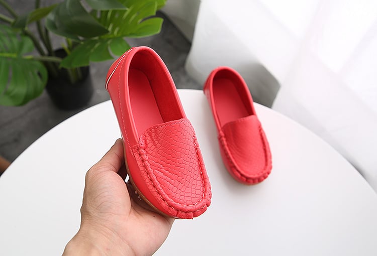 Gyerekeknek készült sportcipő PVC felsőrésszel, gumitalppal, alacsony szár, elasztikus pánt, koreai stílus