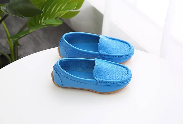 Gyerekeknek készült sportcipő PVC felsőrésszel, gumitalppal, alacsony szár, elasztikus pánt, koreai stílus