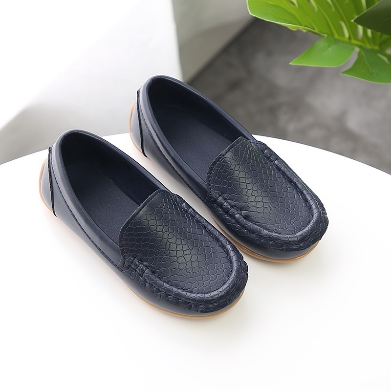 Gyerekeknek készült sportcipő PVC felsőrésszel, gumitalppal, alacsony szár, elasztikus pánt, koreai stílus