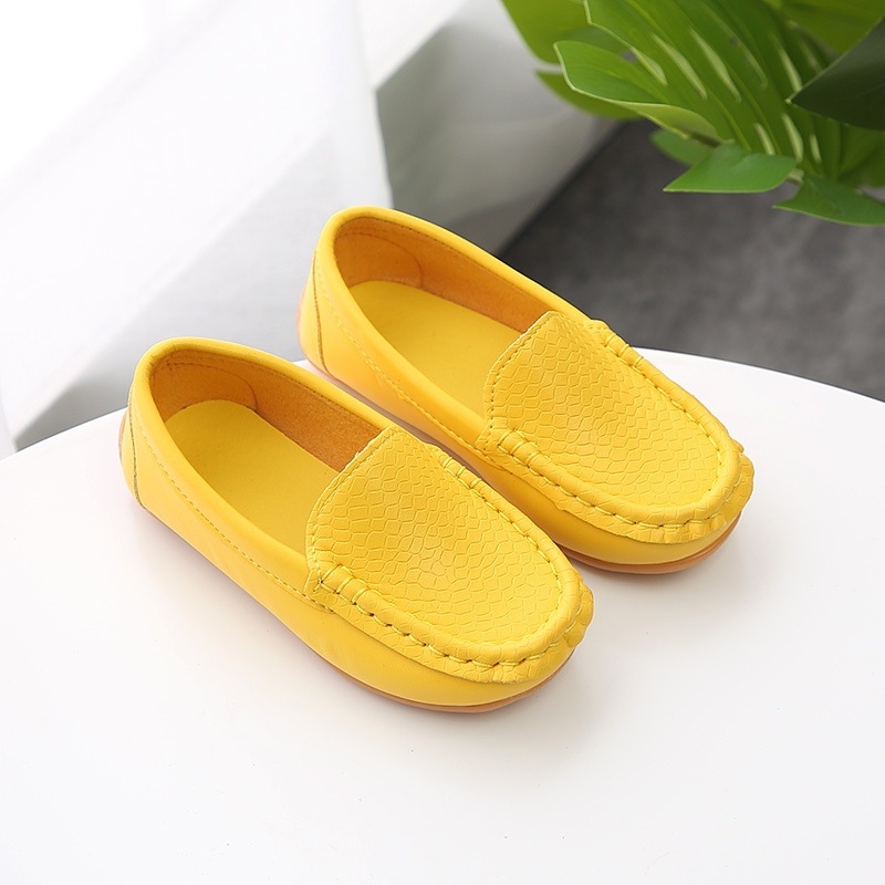 Gyerekeknek készült sportcipő PVC felsőrésszel, gumitalppal, alacsony szár, elasztikus pánt, koreai stílus