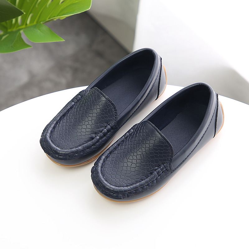 Gyerekeknek készült sportcipő PVC felsőrésszel, gumitalppal, alacsony szár, elasztikus pánt, koreai stílus