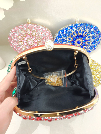 Estélyi crossbody táska fém lánccal, PU bőr, ovális alak, kapcsos záródás, telefon zseb